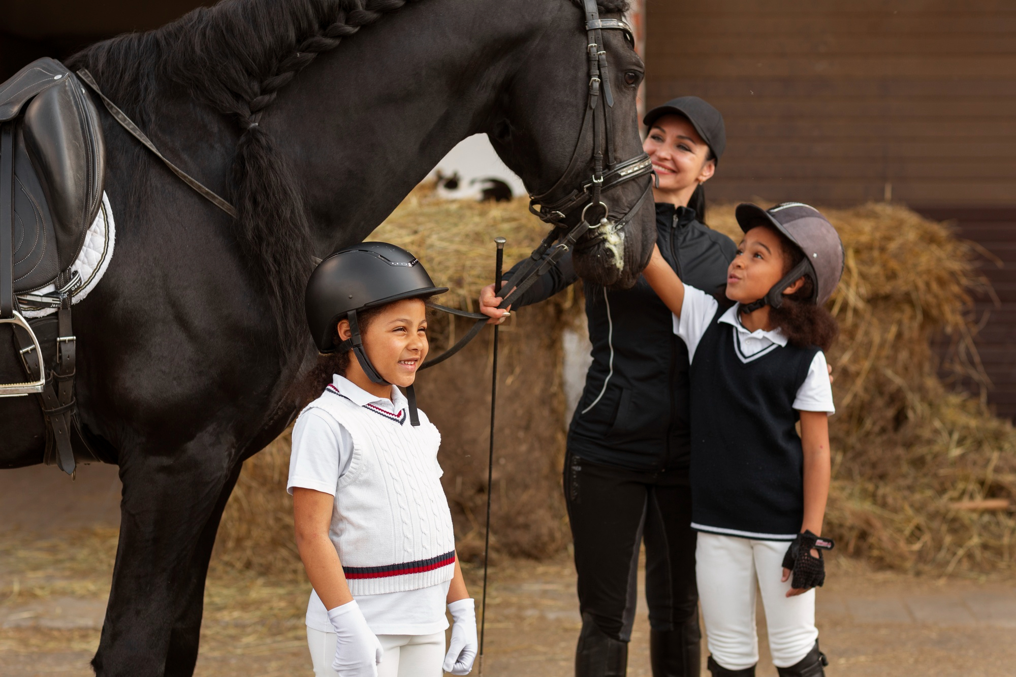 niños aprendiendo a montar a caballo